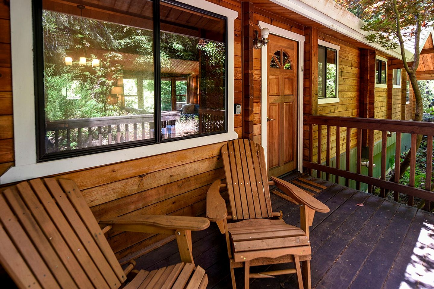 Wonderful Cabin with Jacuzzi and Beautiful Living Spaces in Cazadero, California