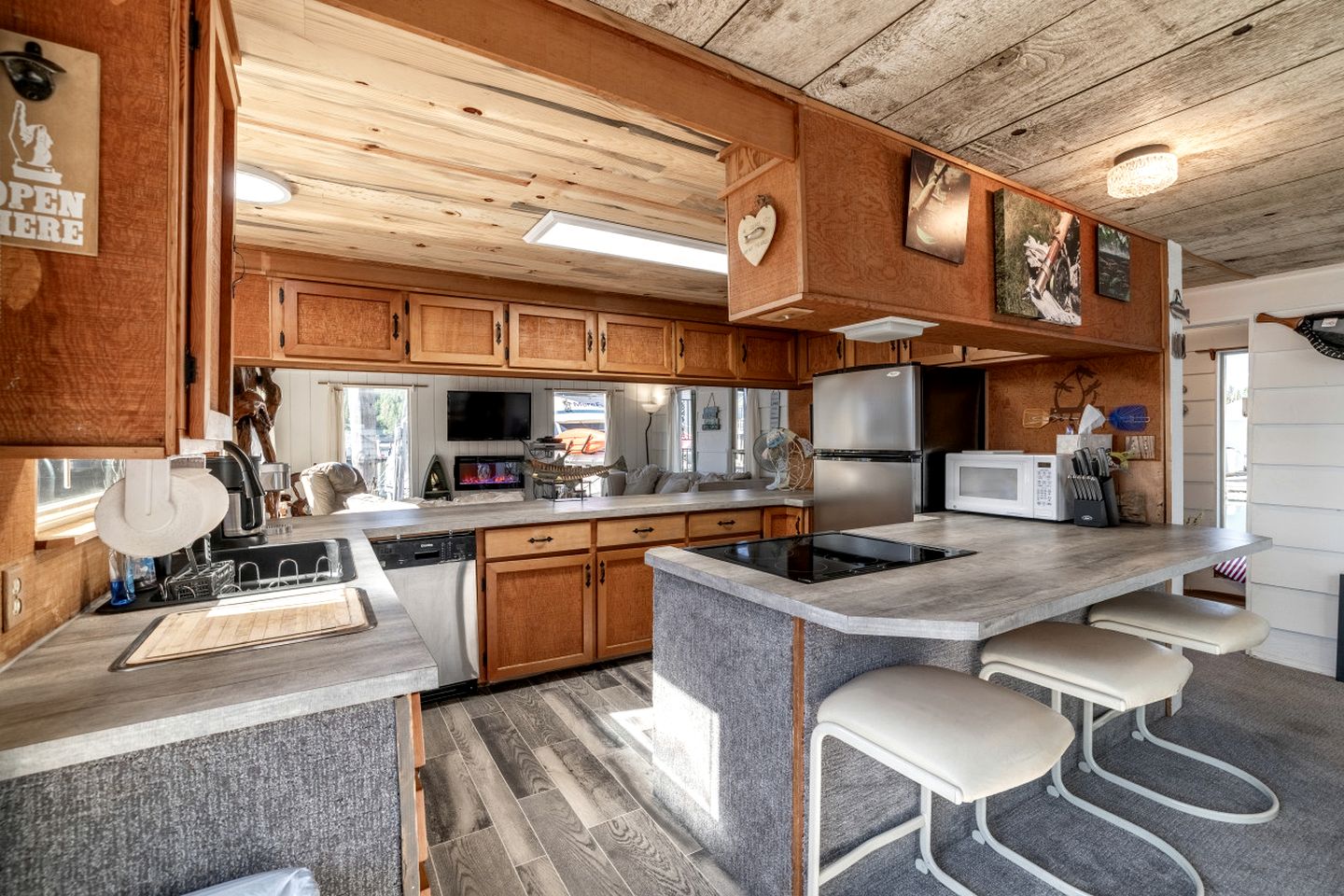 Unique Floating Home on Lake Pend O'reille near Coeur d’Alene, Perfect for a Weekend on the Water