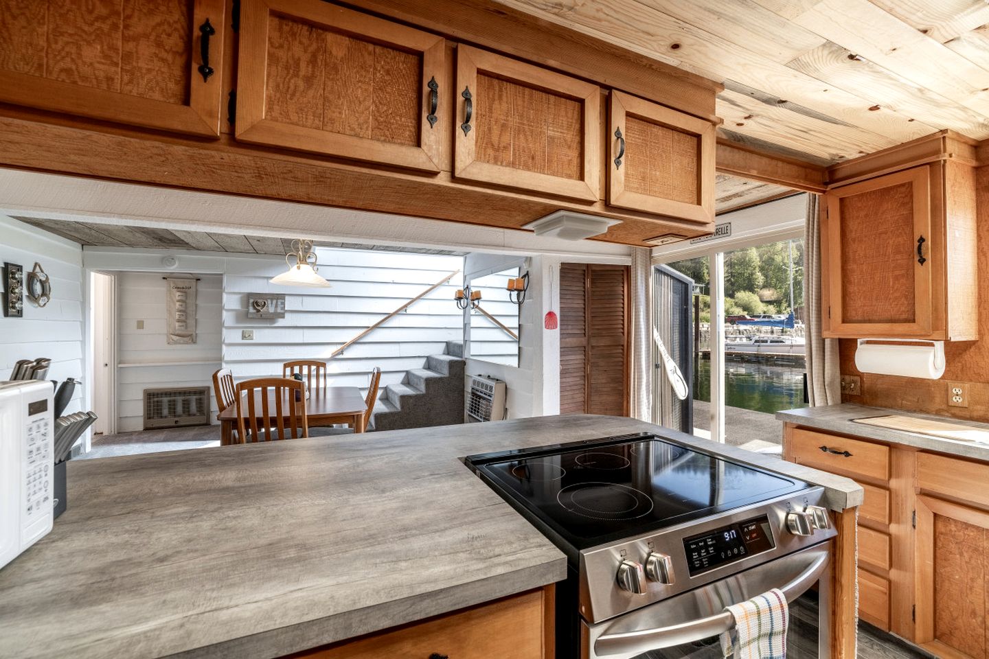 Unique Floating Home on Lake Pend O'reille near Coeur d’Alene, Perfect for a Weekend on the Water