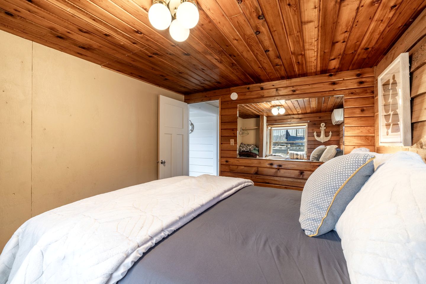 Unique Floating Home on Lake Pend O'reille near Coeur d’Alene, Perfect for a Weekend on the Water