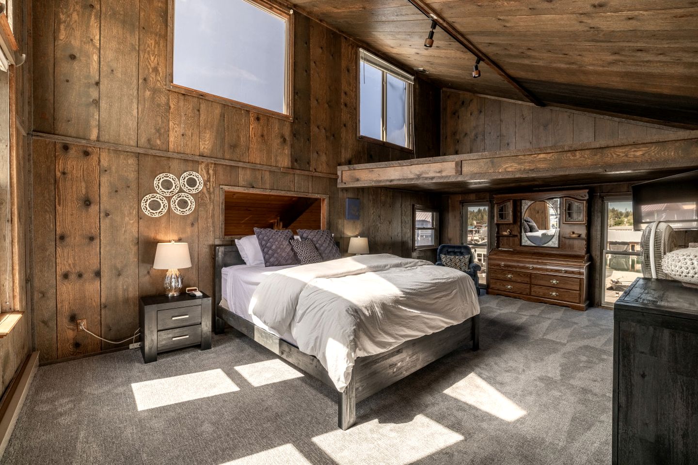 Unique Floating Home on Lake Pend O'reille near Coeur d’Alene, Perfect for a Weekend on the Water