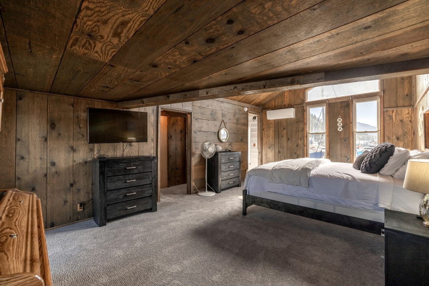 Unique Floating Home on Lake Pend O'reille near Coeur d’Alene, Perfect for a Weekend on the Water