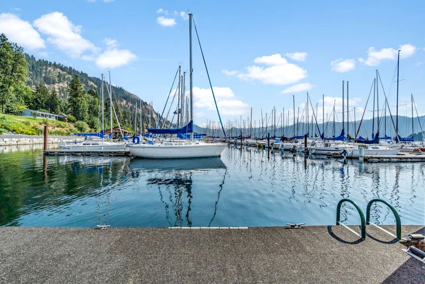 Unique Floating Home on Lake Pend O'reille near Coeur d’Alene, Perfect for a Weekend on the Water