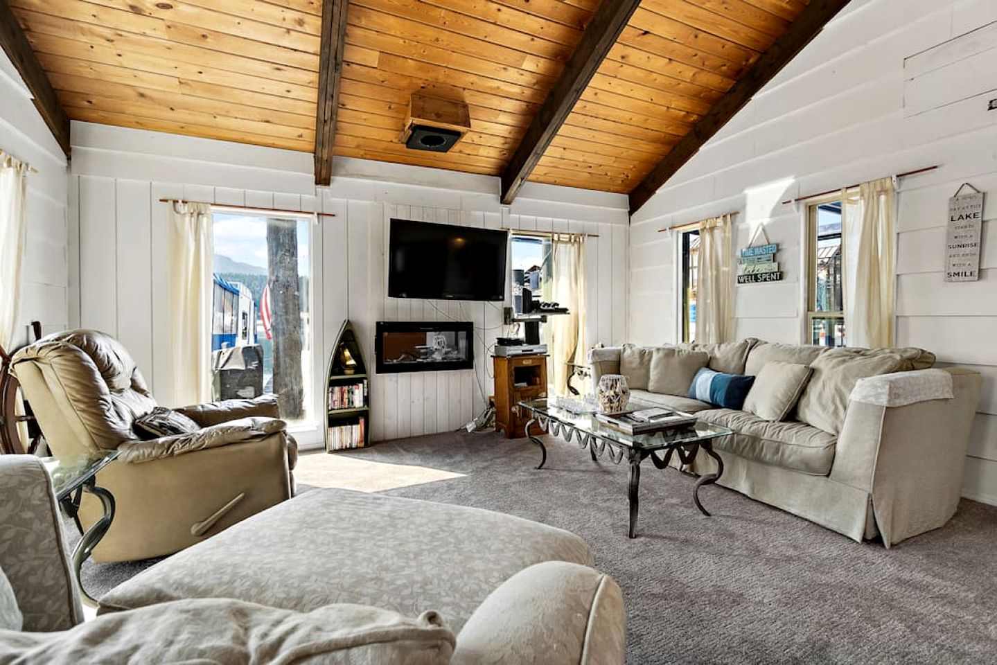 Unique Floating Home on Lake Pend O'reille near Coeur d’Alene, Perfect for a Weekend on the Water