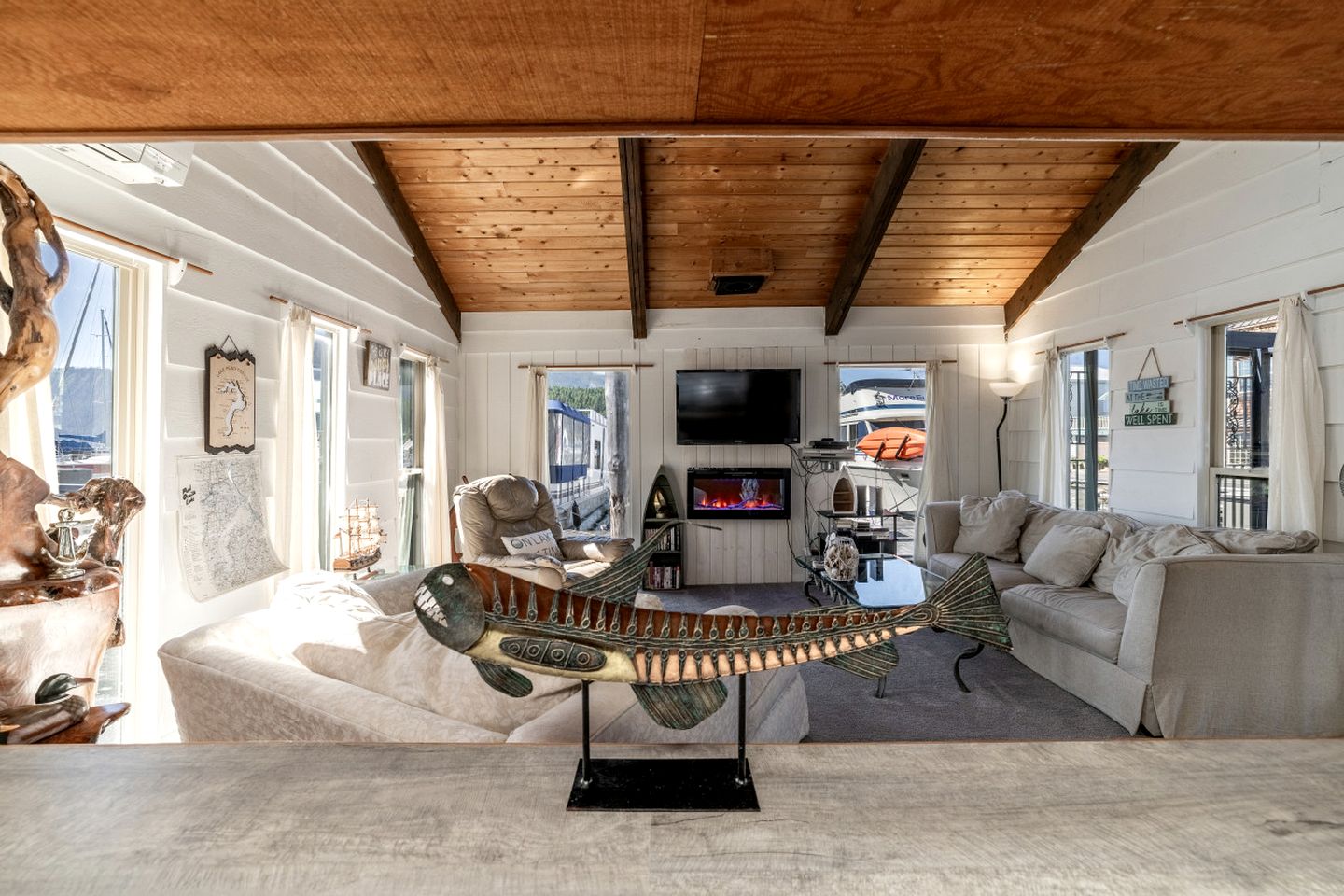 Unique Floating Home on Lake Pend O'reille near Coeur d’Alene, Perfect for a Weekend on the Water