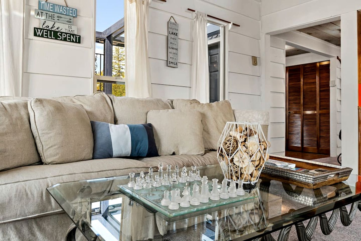 Unique Floating Home on Lake Pend O'reille near Coeur d’Alene, Perfect for a Weekend on the Water