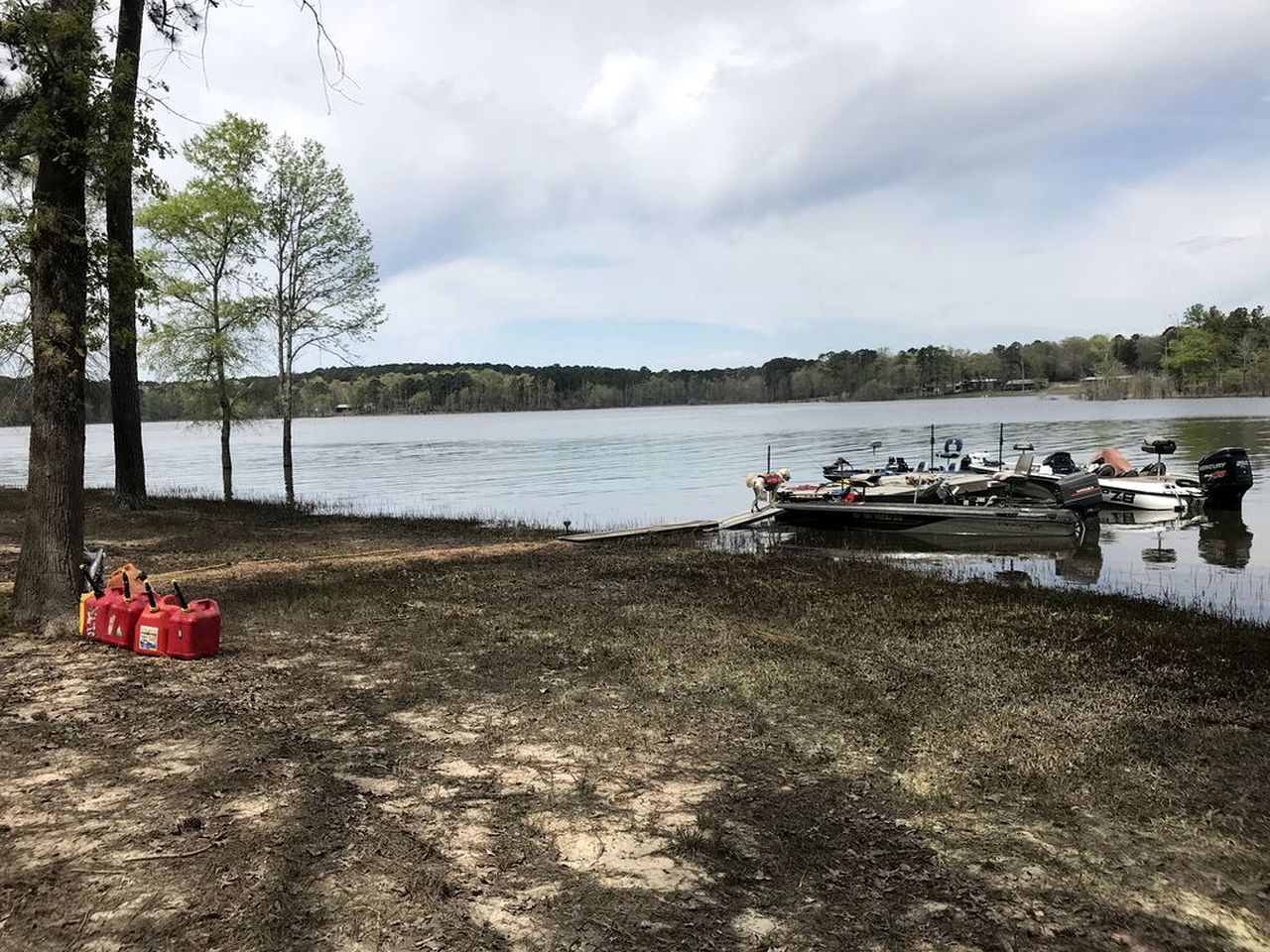 Rustic 18-Person Cabin Rental on Lake Sam Rayburn for Staycation near Houston