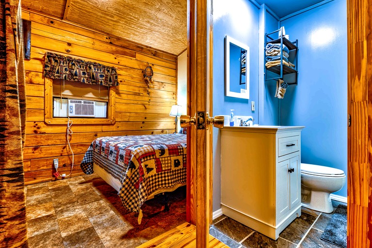 Cozy Creekside Cabin Rental near Cherokee, North Carolina | Cabins (Cherokee, North Carolina, United States of America)