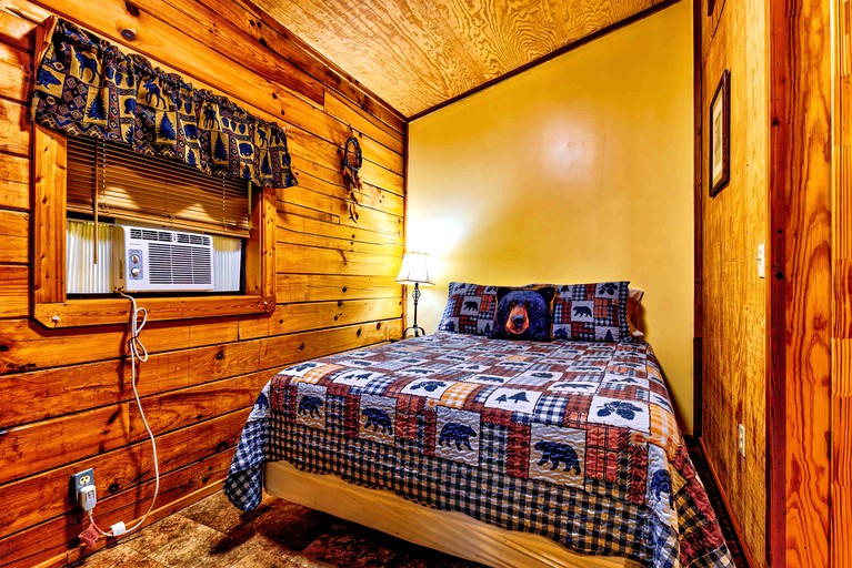 Cozy Creekside Cabin Rental near Cherokee, North Carolina | Cabins (Cherokee, North Carolina, United States of America)