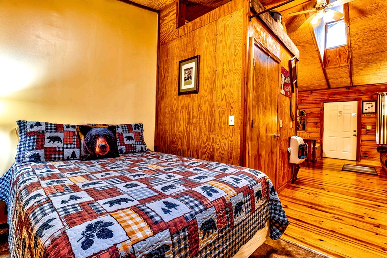 Cozy Creekside Cabin Rental near Cherokee, North Carolina | Cabins (Cherokee, North Carolina, United States of America)