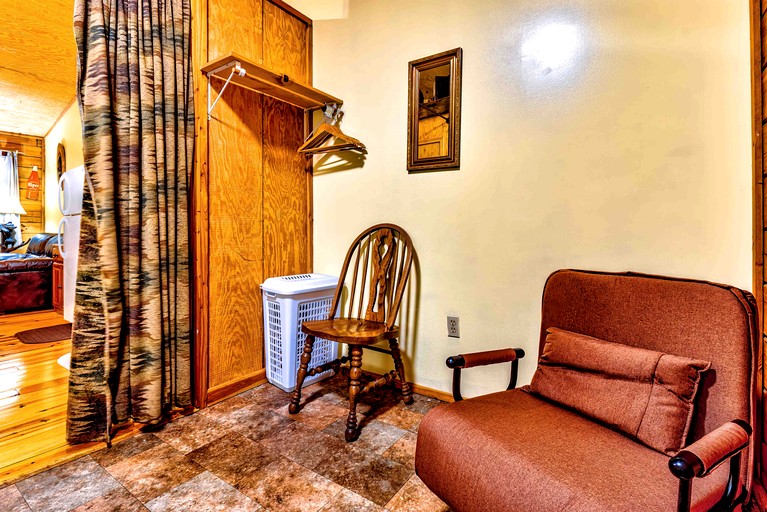 Cozy Creekside Cabin Rental near Cherokee, North Carolina | Cabins (Cherokee, North Carolina, United States of America)