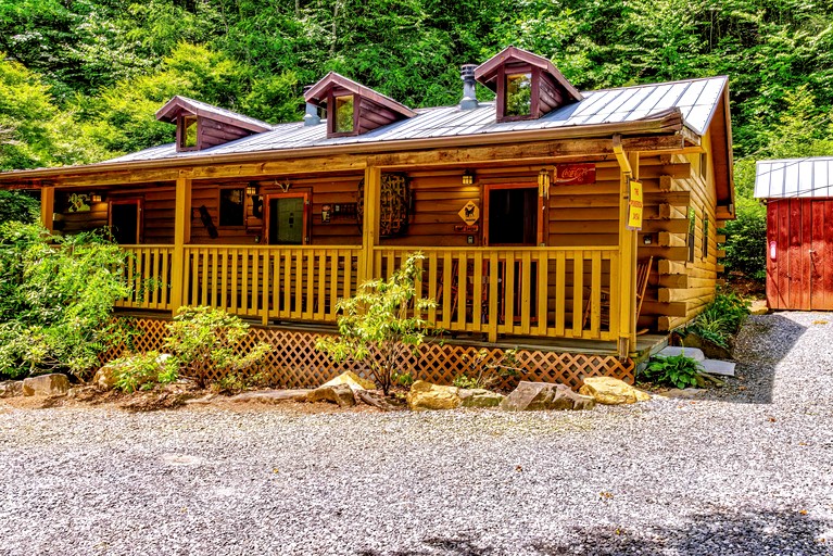 Cozy Creekside Cabin Rental near Cherokee, North Carolina | Cabins (Cherokee, North Carolina, United States of America)