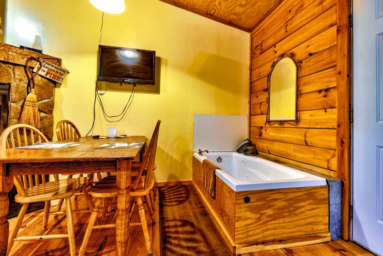 Cozy Creekside Cabin Rental near Cherokee, North Carolina | Cabins (Cherokee, North Carolina, United States of America)