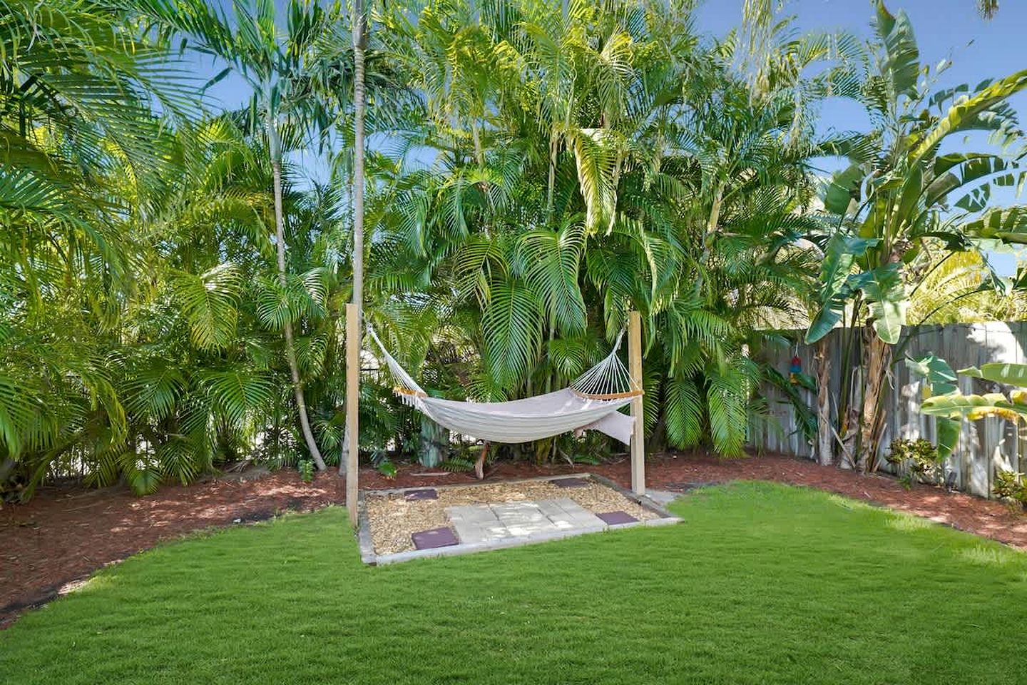 Cozy Beachside Bungalow with Shared Courtyard Near Singer Island Beach, West Palm Beach Florida