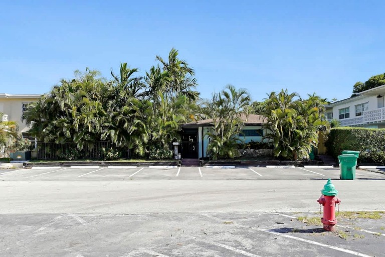 Cozy Beachside Bungalow with Shared Courtyard Near Singer Island Beach, West Palm Beach Florida