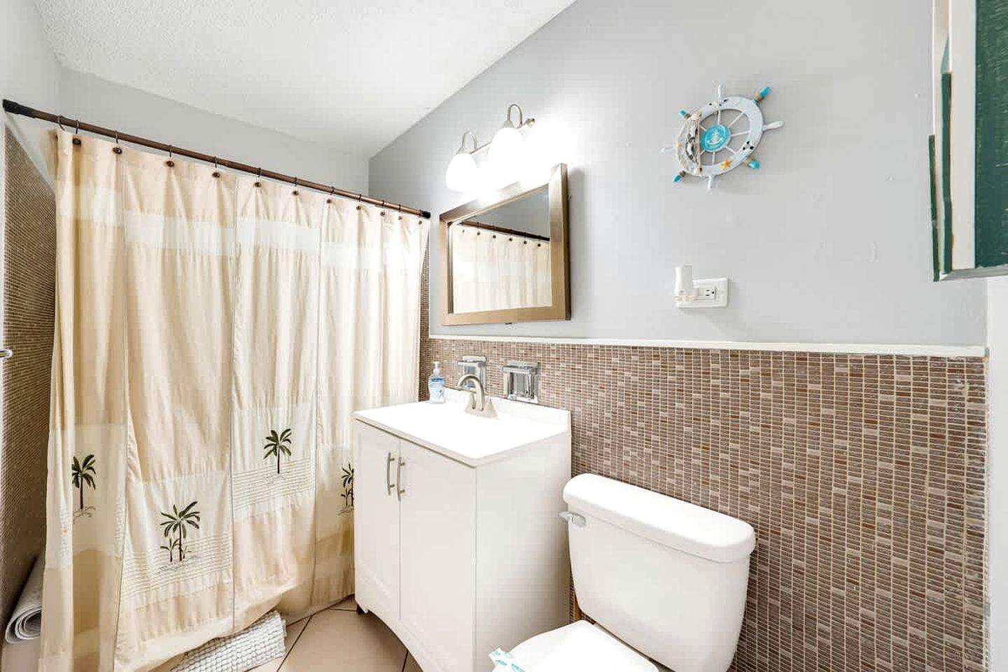 Cozy Beachside Bungalow with Shared Courtyard Near Singer Island Beach, West Palm Beach Florida