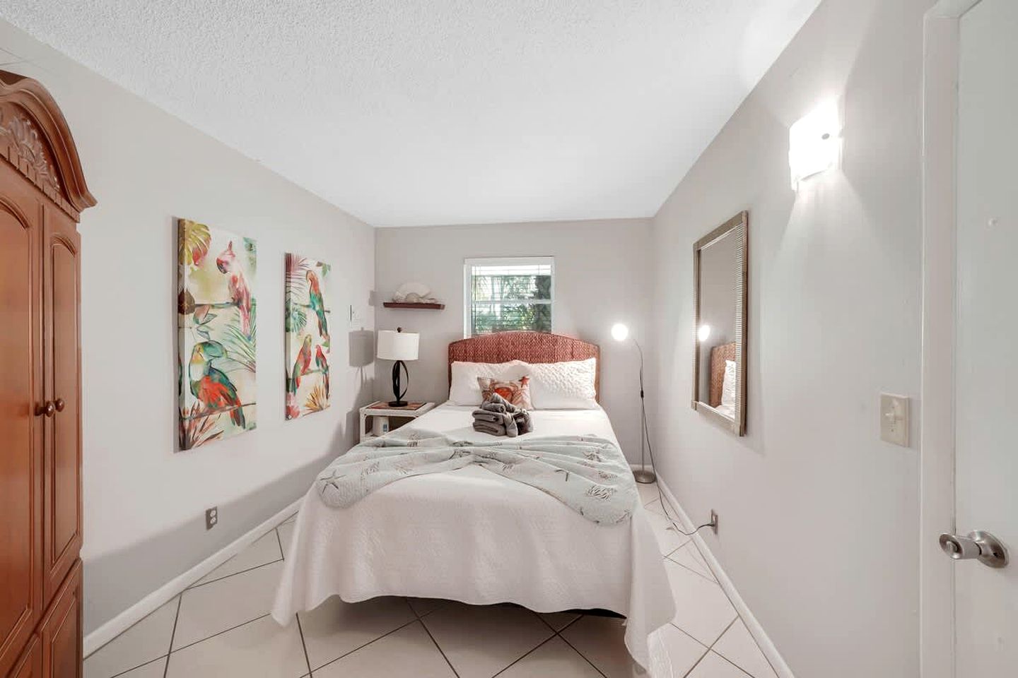 Cozy Beachside Bungalow with Shared Courtyard Near Singer Island Beach, West Palm Beach Florida