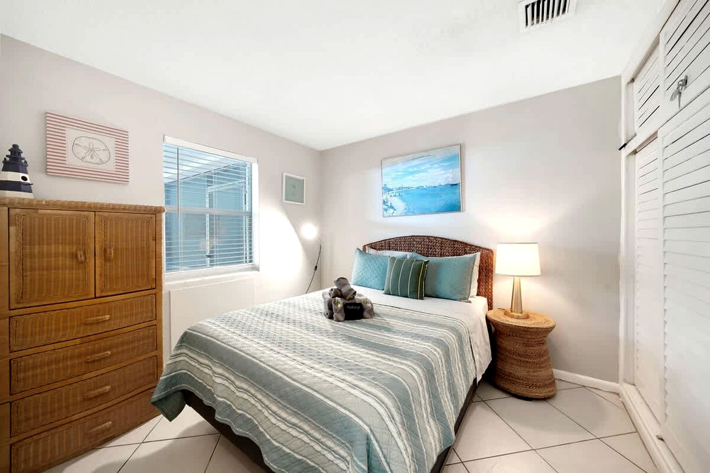 Cozy Beachside Bungalow with Shared Courtyard Near Singer Island Beach, West Palm Beach Florida