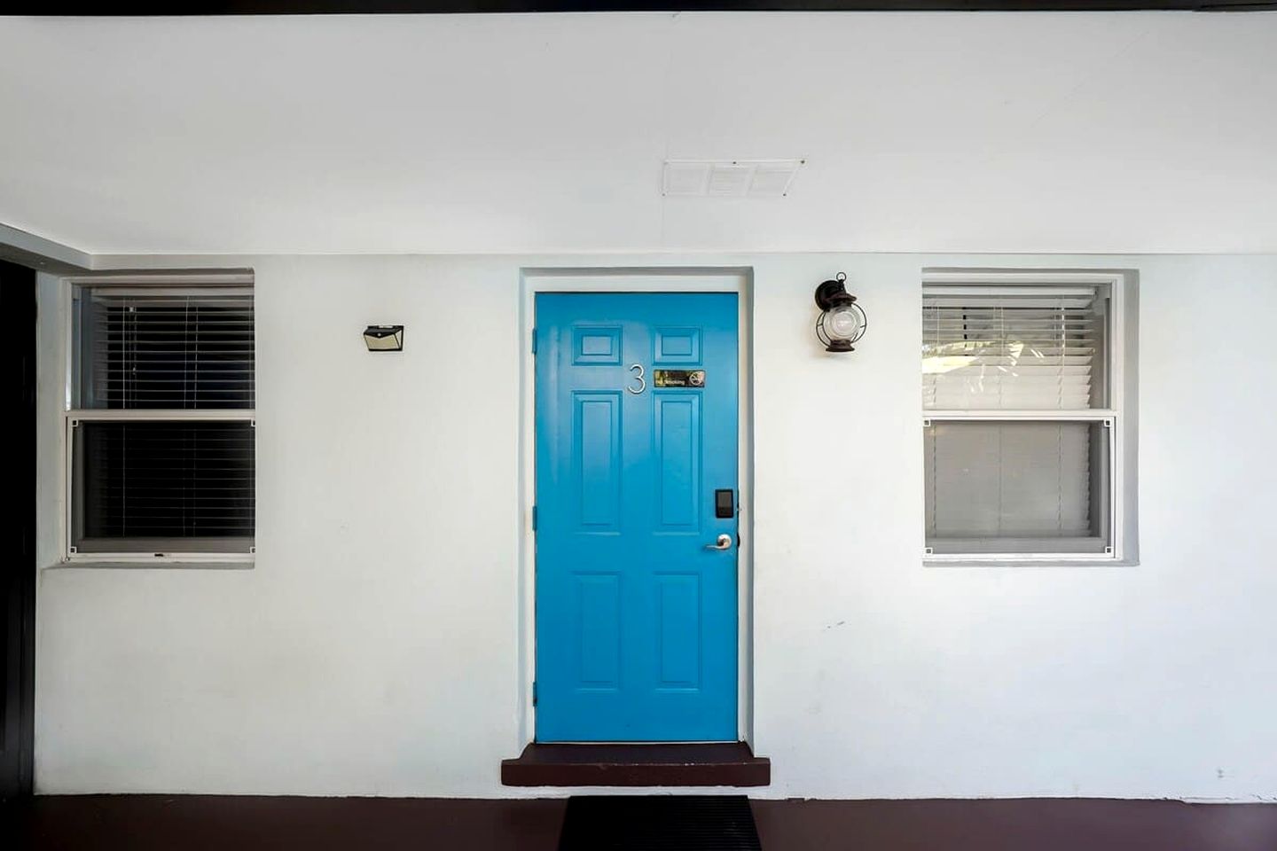 Cozy Beachside Bungalow with Shared Courtyard Near Singer Island Beach, West Palm Beach Florida