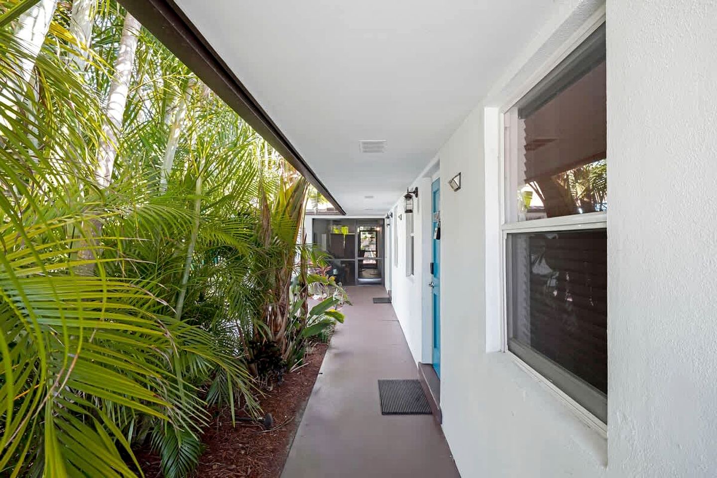 Cozy Beachside Bungalow with Shared Courtyard Near Singer Island Beach, West Palm Beach Florida