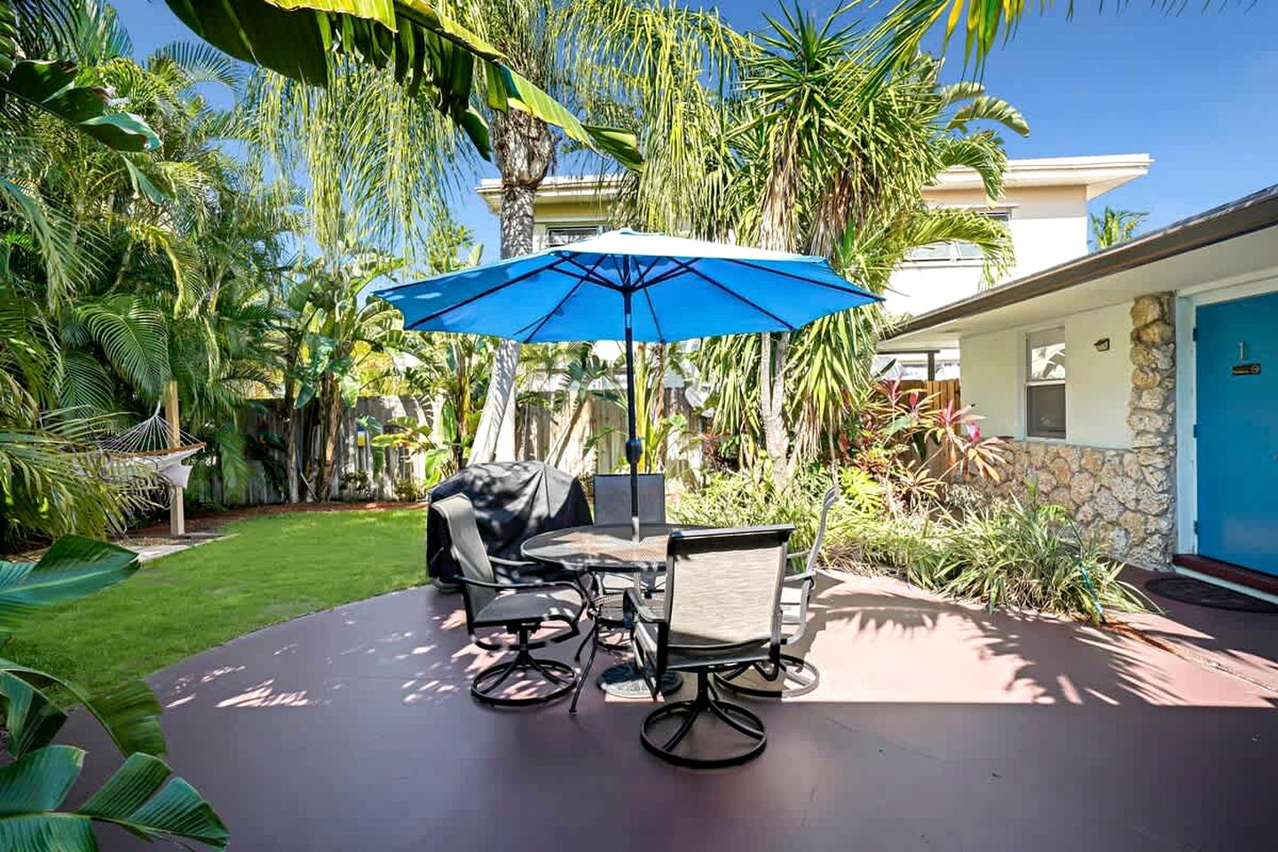 Cozy Beachside Bungalow with Shared Courtyard Near Singer Island Beach, West Palm Beach Florida