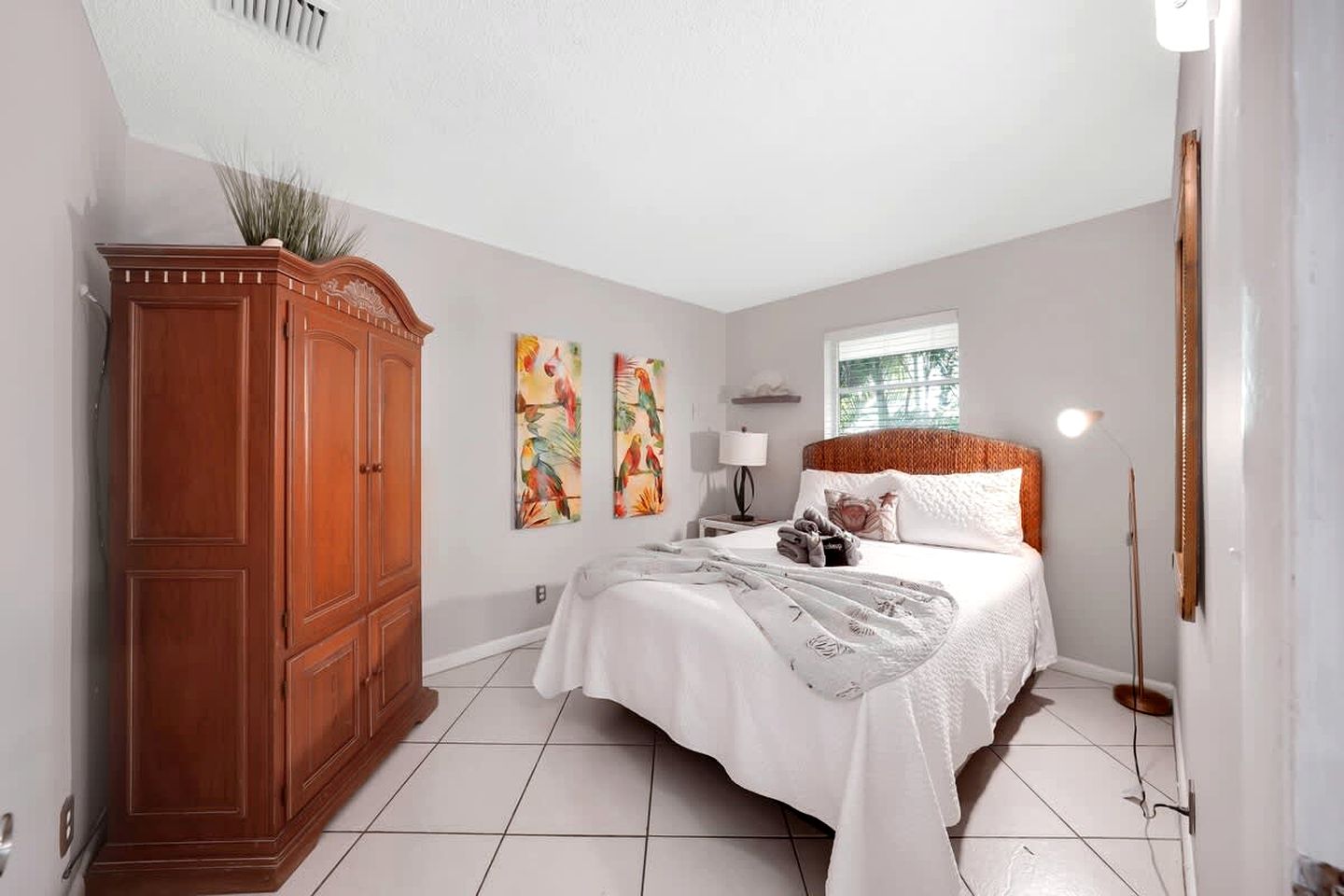 Cozy Beachside Bungalow with Shared Courtyard Near Singer Island Beach, West Palm Beach Florida