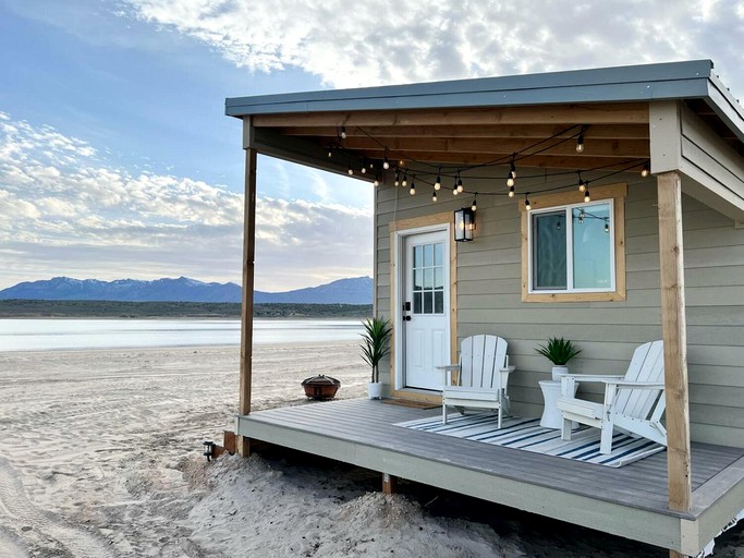 Beautiful Tiny House on Yuba Lake for a Romantic Glamping Escape on the Beach with Incredible Views in Utah