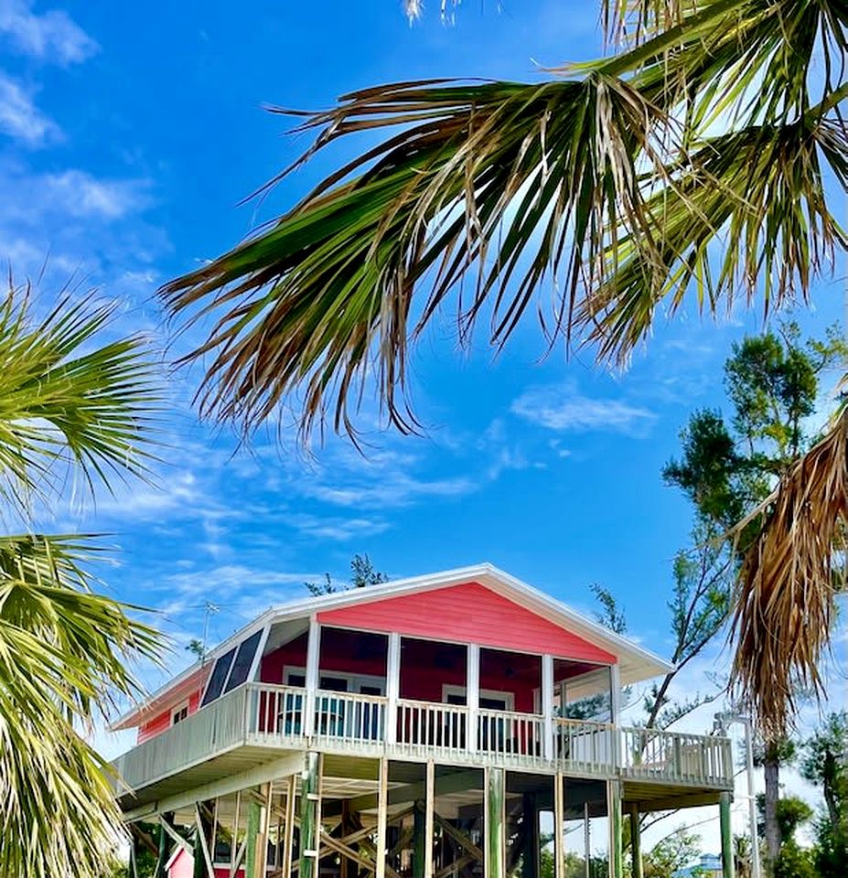 Cozy Cottage Overlooking the Beach and Gulf of Mexico for a Relaxing Getaway on Little Gasparilla Island, Florida