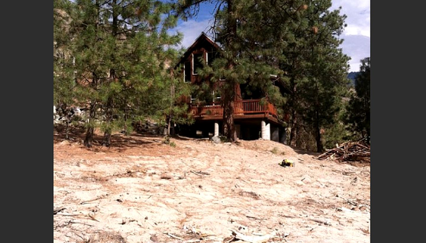 Riverfront Cabin Rental in Northern Idaho