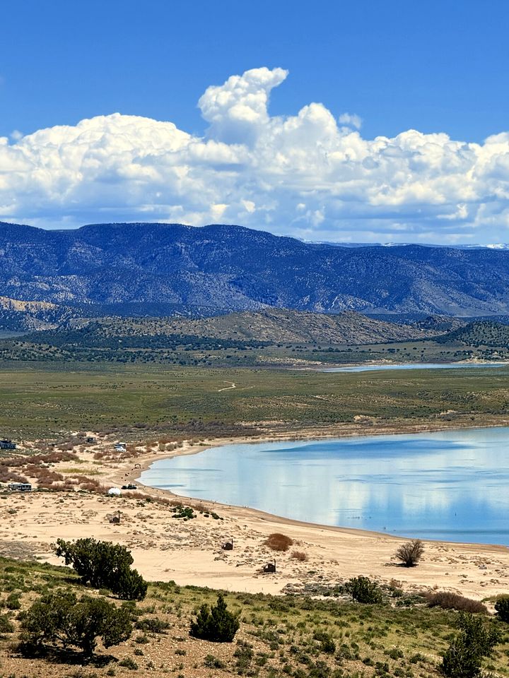 Spacious Pet-Friendly Safari Tent on Yuba Lake with Spectacular Views for a Memorable Glamping Escape in Utah
