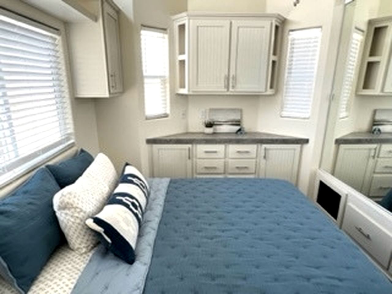 Gorgeous Tiny House on Yuba Lake for a Unforgettable Glamping Getaway in Utah