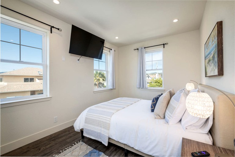 RU Beach Town Home Walk to Beaches, Downtown, Activities and so