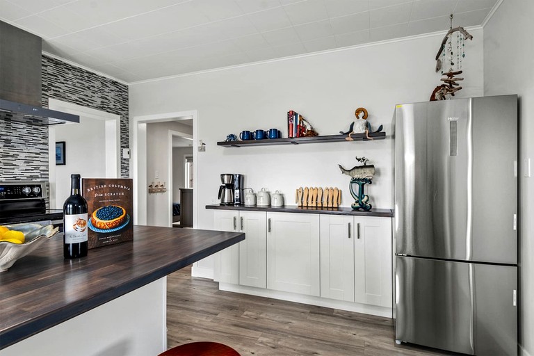 Cottages (Canada, Strathcona D (Oyster Bay-Bu*, British Columbia)