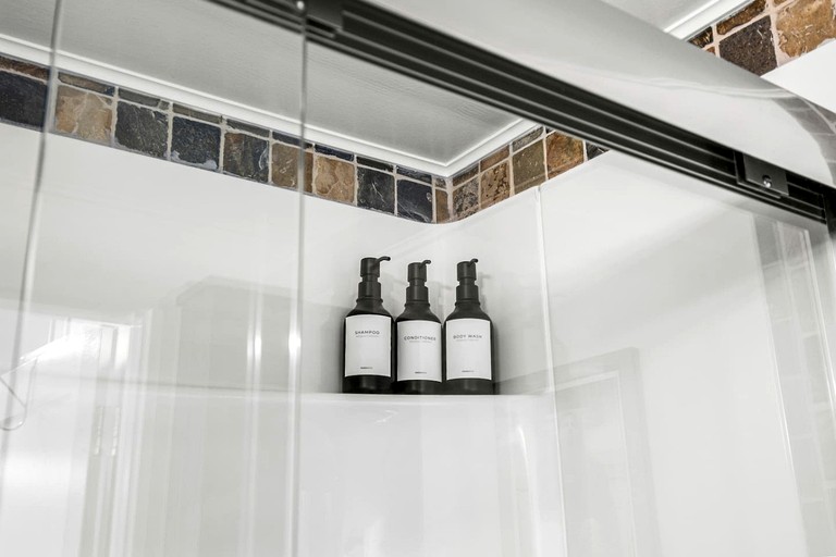 Cottages (Canada, Strathcona D (Oyster Bay-Bu*, British Columbia)