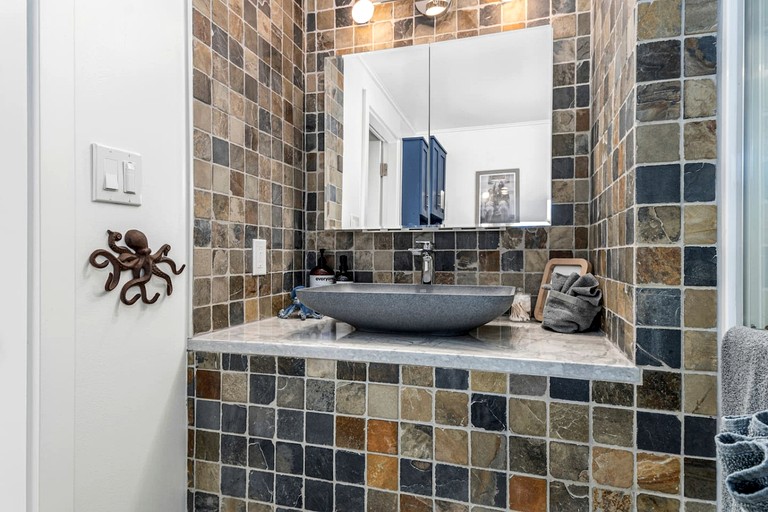 Cottages (Canada, Strathcona D (Oyster Bay-Bu*, British Columbia)