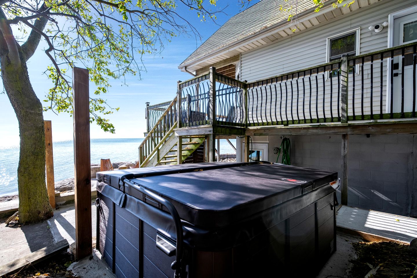 Beachfront Cottage with Stunning Sights in Leamington, Ontario