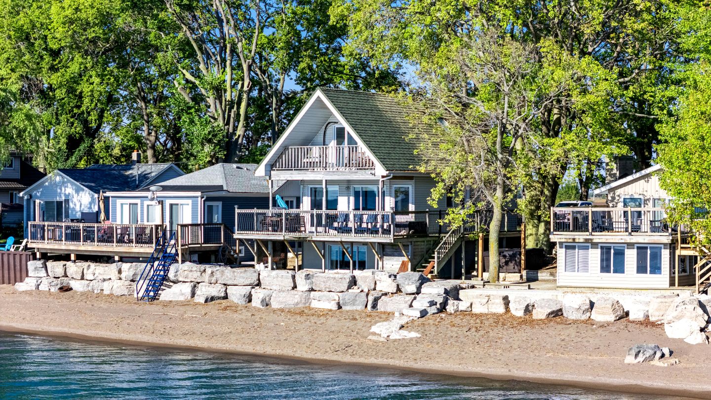 Beachfront Cottage with Stunning Sights in Leamington, Ontario