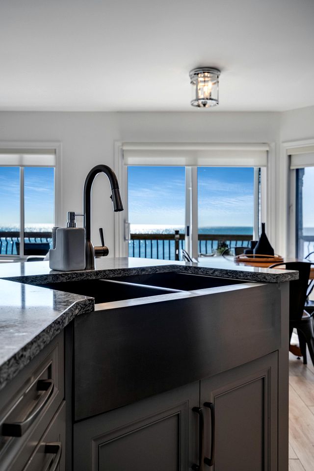 Beachfront Cottage with Stunning Sights in Leamington, Ontario