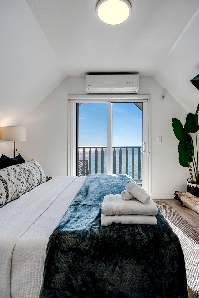 Beachfront Cottage with Stunning Sights in Leamington, Ontario