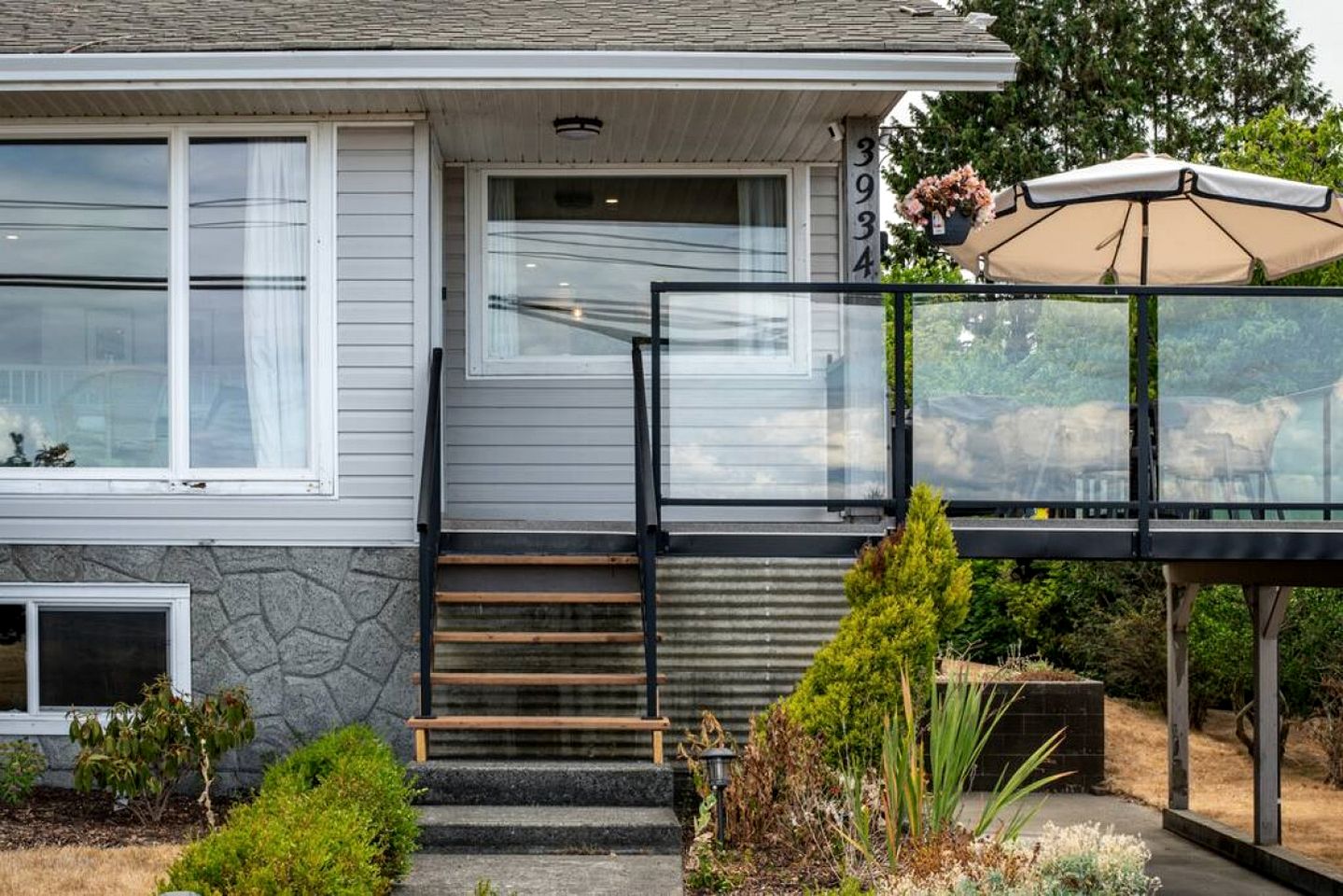 Family-Friendly Beach House with Scenic Shoreline Views near Stories Beach in Campbell River, BC