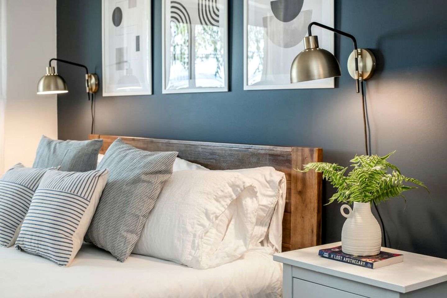 Family-Friendly Beach House with Scenic Shoreline Views near Stories Beach in Campbell River, BC