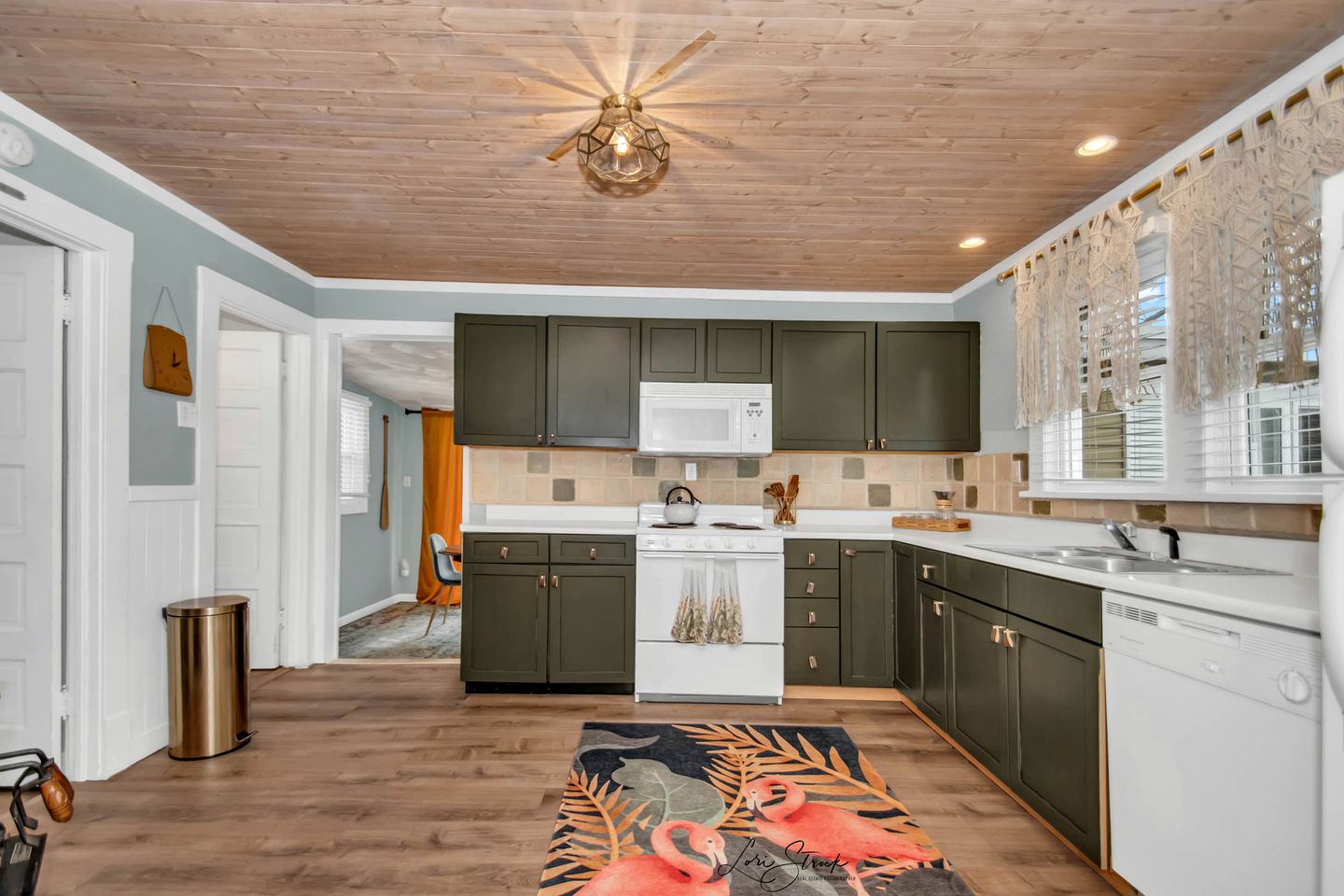 Beachglass Cottage - Family Friendly Kids and Pets,  Grand Beach, MI