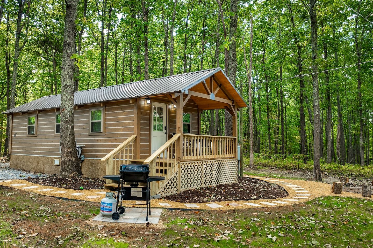 Charming Forest Cabin with Hot Tub & Covered Porch in Mentone, Alabama