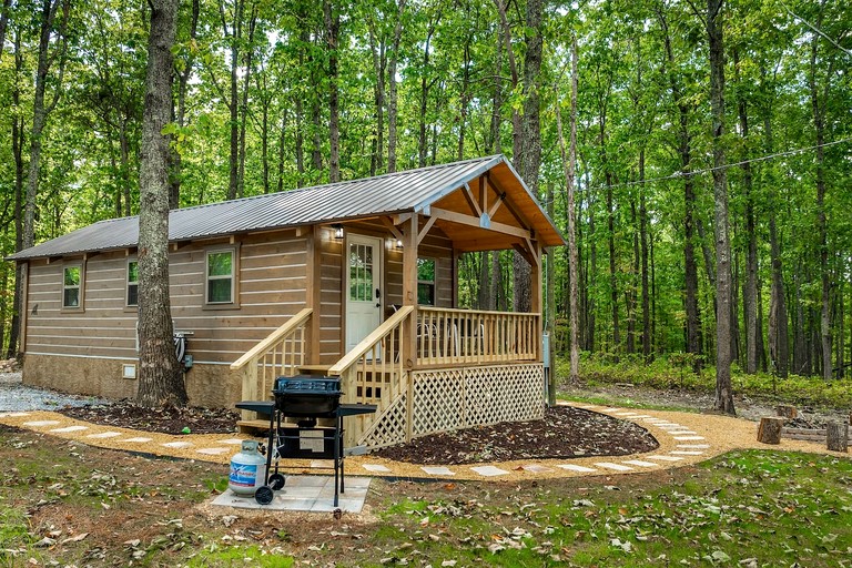 Charming Forest Cabin with Hot Tub & Covered Porch in Mentone, Alabama