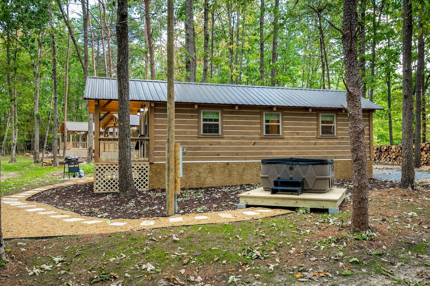 Charming Forest Cabin with Hot Tub & Covered Porch in Mentone, Alabama