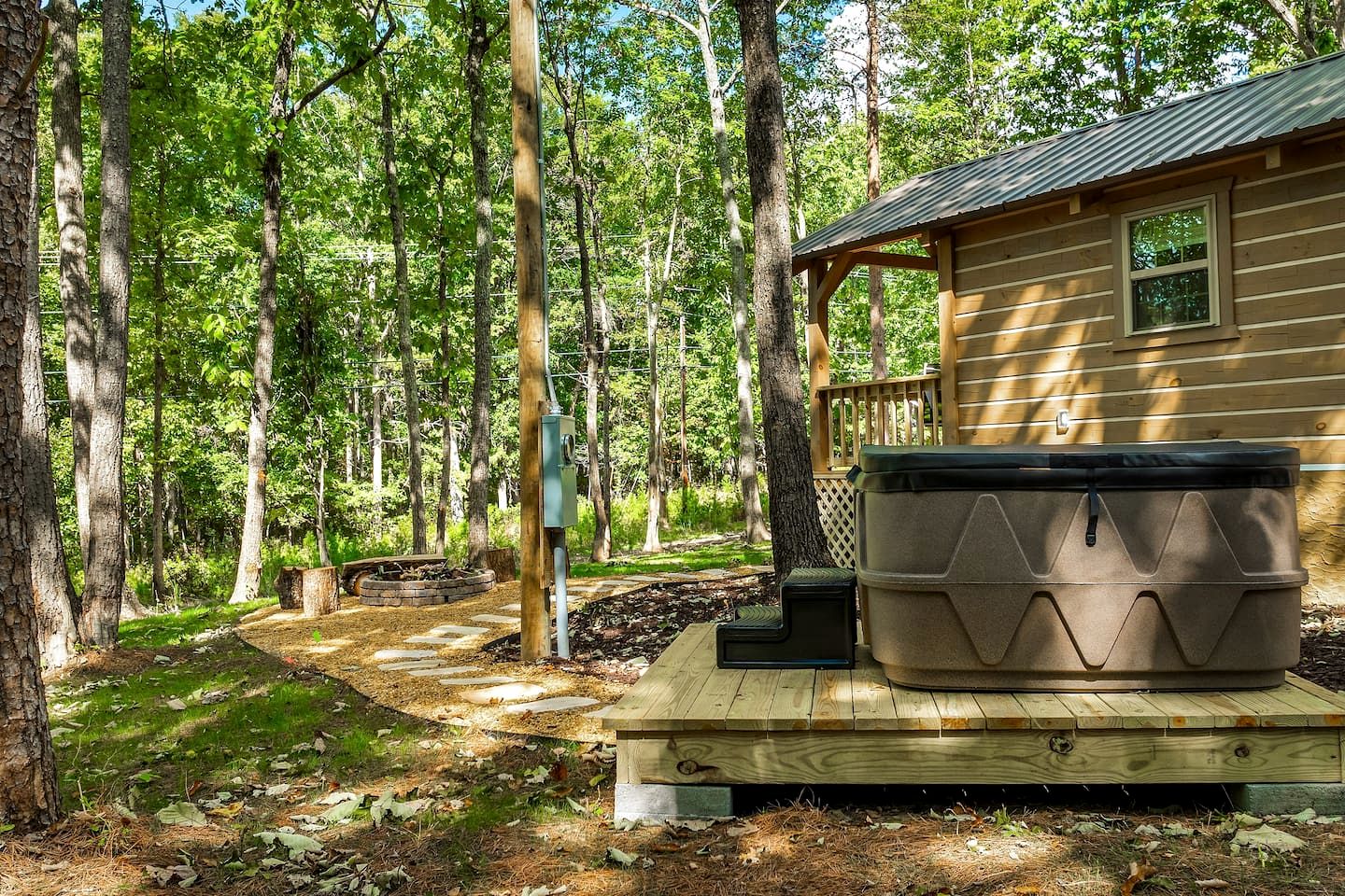 Charming Forest Cabin with Hot Tub & Covered Porch in Mentone, Alabama