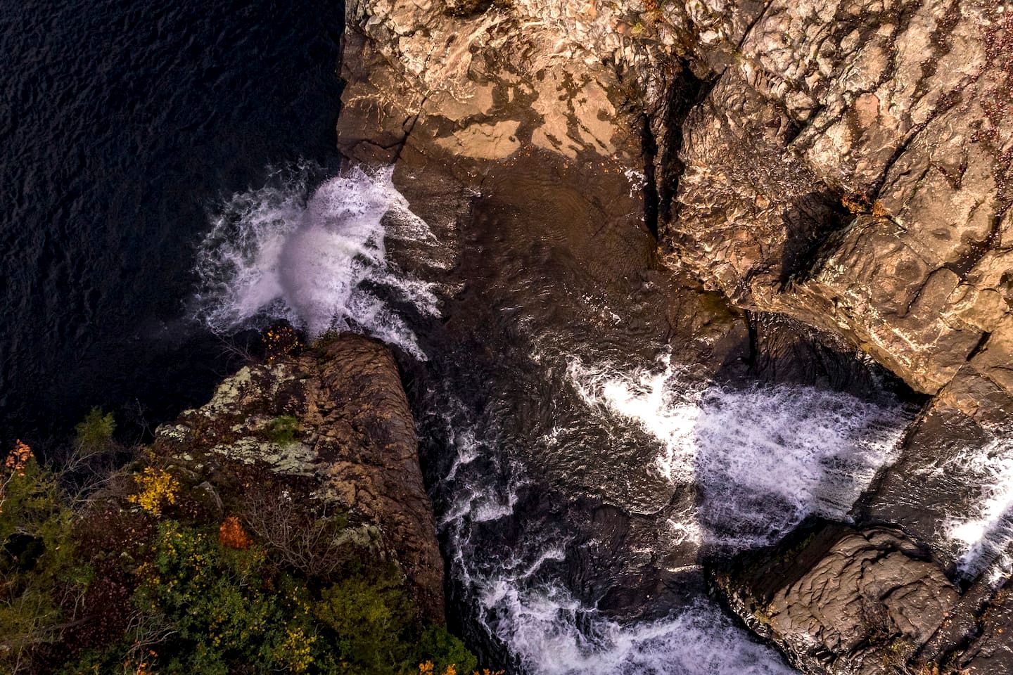 Charming Forest Cabin with Hot Tub & Covered Porch in Mentone, Alabama