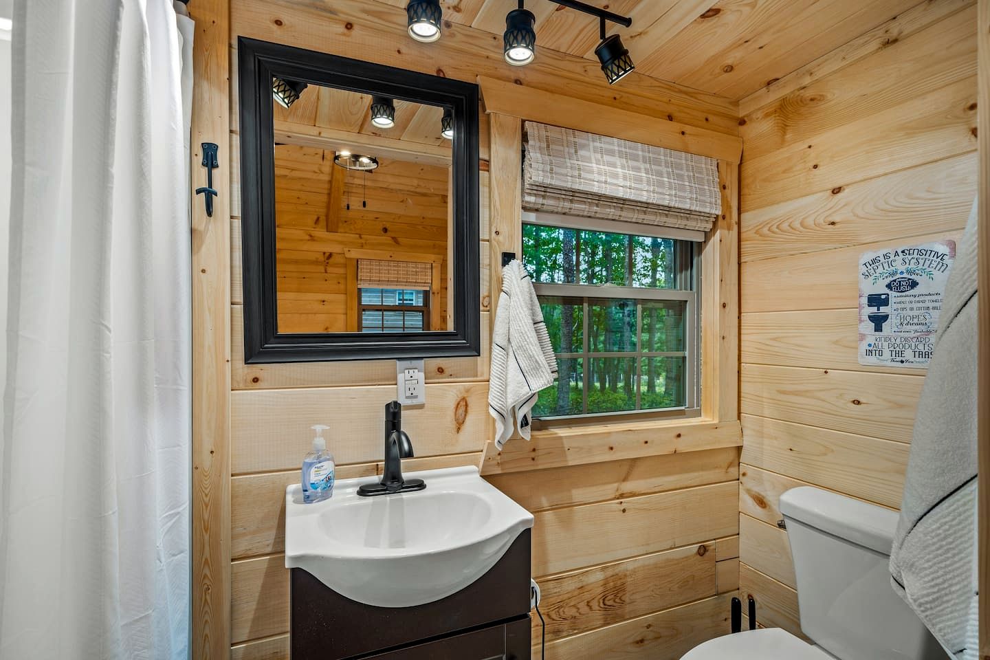 Charming Forest Cabin with Hot Tub & Covered Porch in Mentone, Alabama