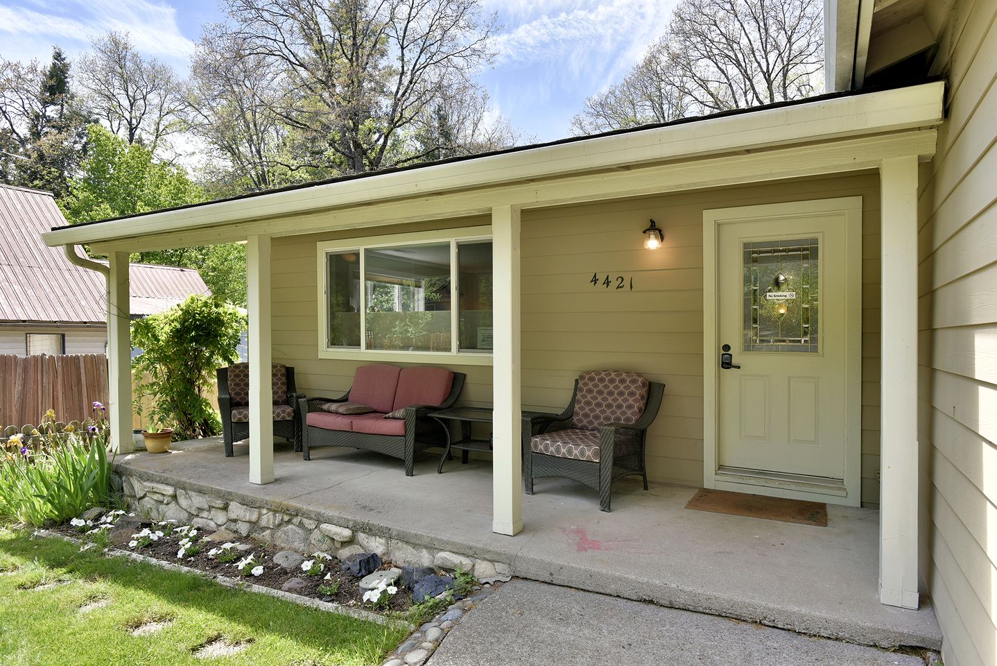 Cozy Mountain Escape with Nature Views and Modern Comfort in Dunsmuir, California