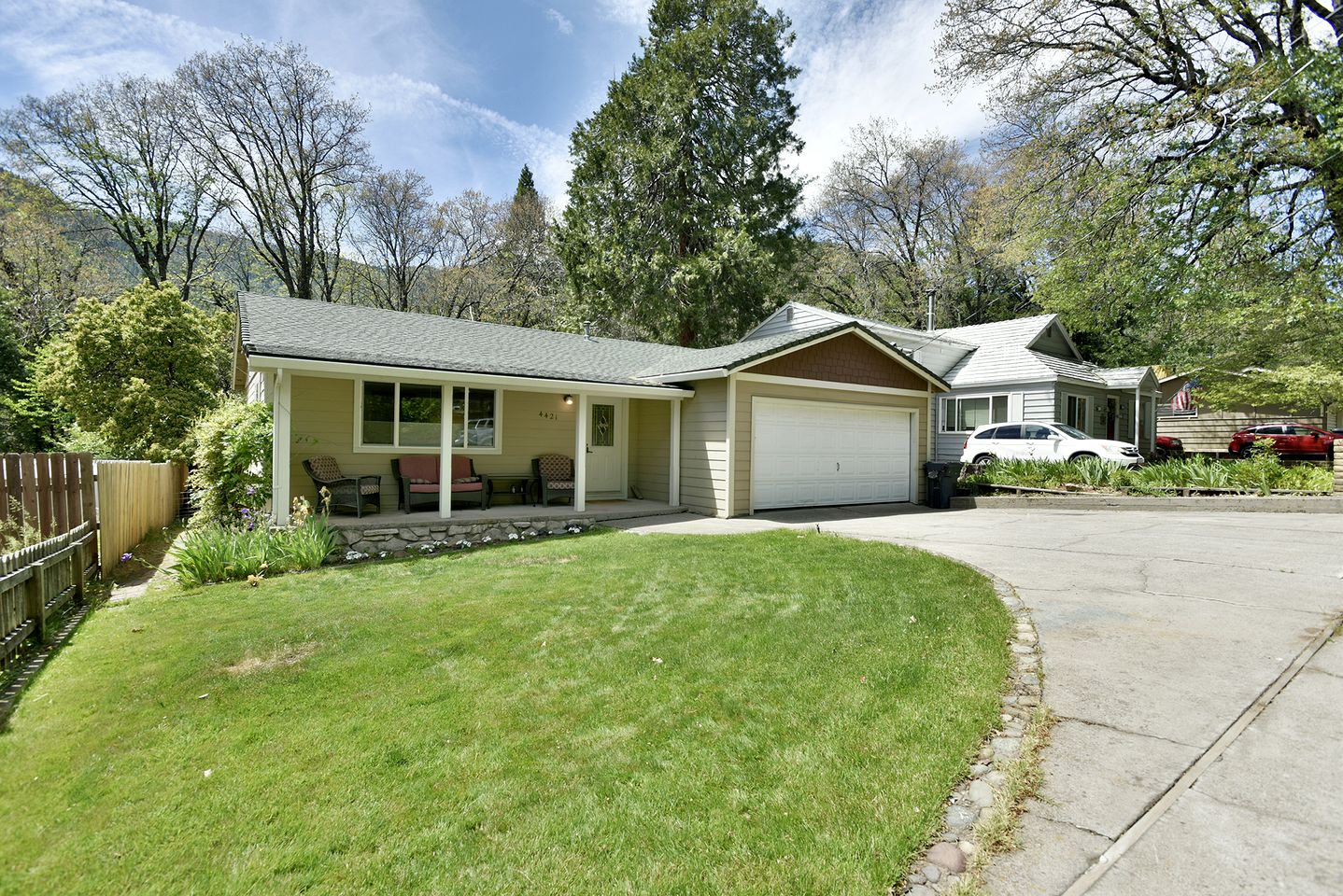 Cozy Mountain Escape with Nature Views and Modern Comfort in Dunsmuir, California